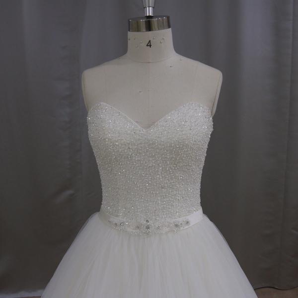 Klassisches Brautkleid mit glamourösen, anpassbaren Details: Glitzer